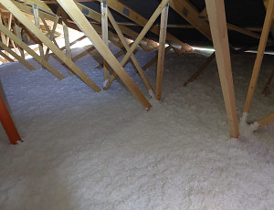 Zateplení stropu patrového domu pomocí foukané izolace